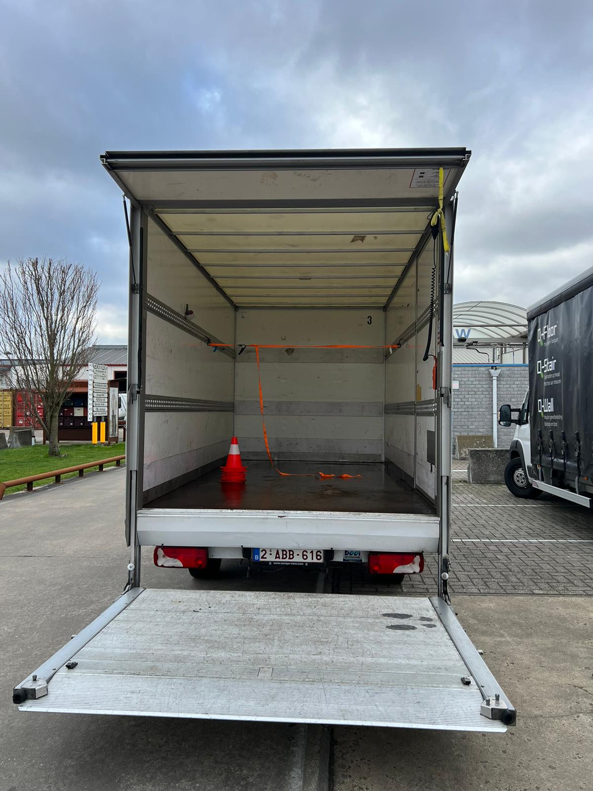 Lege verhuiswagen Budget Movers klaar voor verhuis